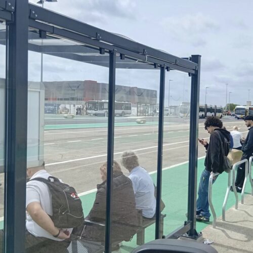Bushokje / Busabri model Luxus 21 Luxe wachtruimte voor openbaar vervoer op luchthaven Brussel met veiligheidsglas en duurzame staalconstructie